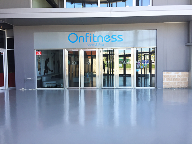 SUELO EN ENTRADA DEL GIMNASIO ONFITNES EN LA MOREA, PAMPLONA