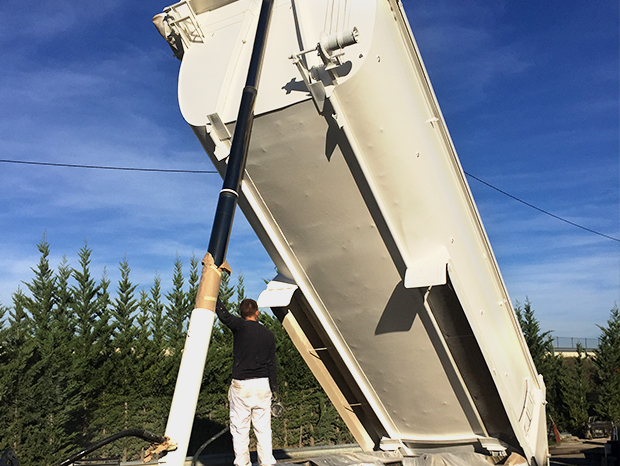 REPINTADO DEL CAMIÓN DE HORMIGÓN CALIENTE DE CARBALLES